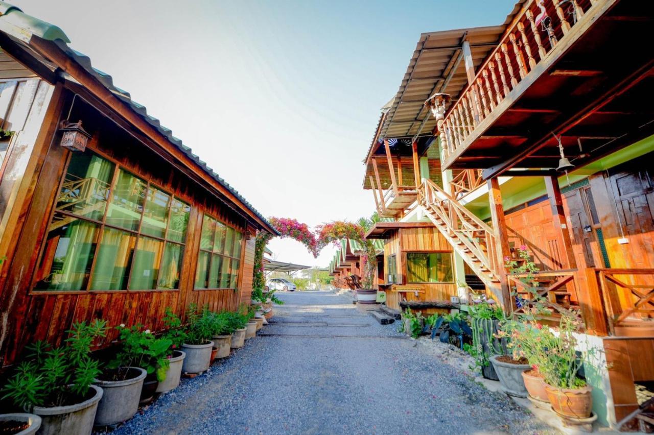 Mrk Resort & Massage Lopburi Ngoại thất bức ảnh