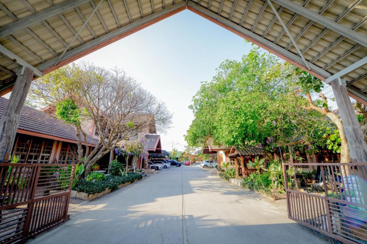 Mrk Resort & Massage Lopburi Ngoại thất bức ảnh