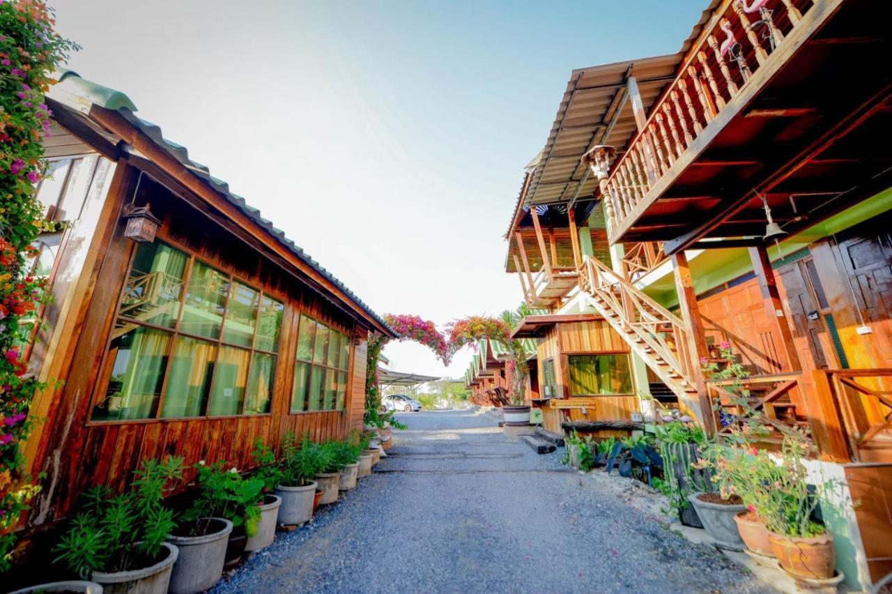Mrk Resort & Massage Lopburi Ngoại thất bức ảnh